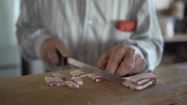 Detalj Händerna Pensionerad Äldre Man Åttiotalet Skära Bacon Små Bitar — Stockvideo