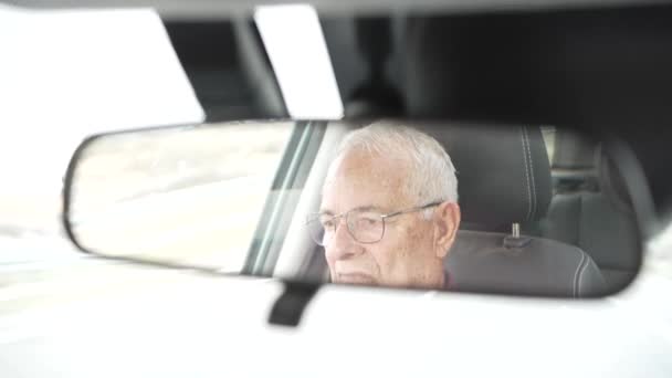 Vídeo Anciano Jubilado Visto Espejo Delantero Conduciendo Atento Carretera Muy — Vídeos de Stock