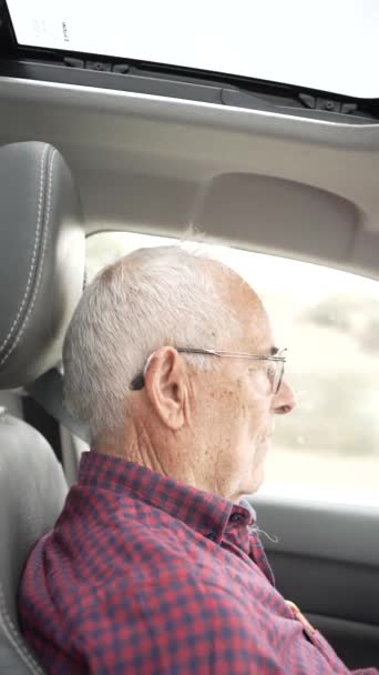 Yaş Üstü Emekli Yaşlı Bir Adamın Videosu Yardımcı Sürücüden Şoföre — Stok video