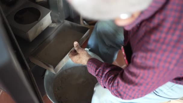 Seksenlerinde Yaşlı Bir Adam Fırçayla Topak Topak Temizliyor Elektrikli Süpürgesiz — Stok video