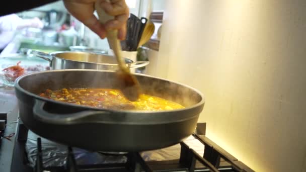 Detail Ruky Míchání Paella Rýží Mořské Plody Když Vývar Vaří — Stock video