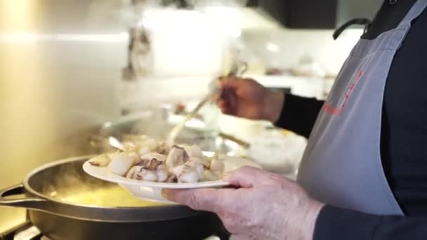 Detail Rukou Zástěry Staršího Muže Vaření Sipia Vyndat Pro Paella — Stock video