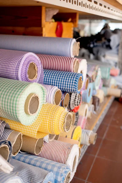 Rolos Tecidos Roupão Panos Listras Coloridas Empilhados — Fotografia de Stock