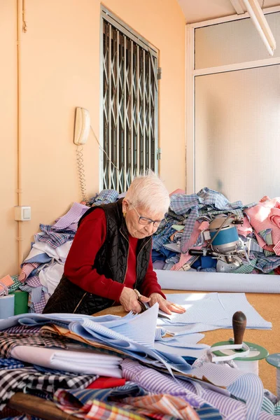 Mulher Mais Velha Década Oitenta Cortando Tecidos Uma Oficina Cheia — Fotografia de Stock