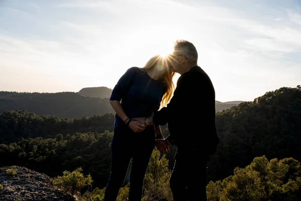 Verliebte Paare Küssen Sich Bei Sonnenuntergang Die Sonnenstrahlen Dringen Dazwischen — Stockfoto