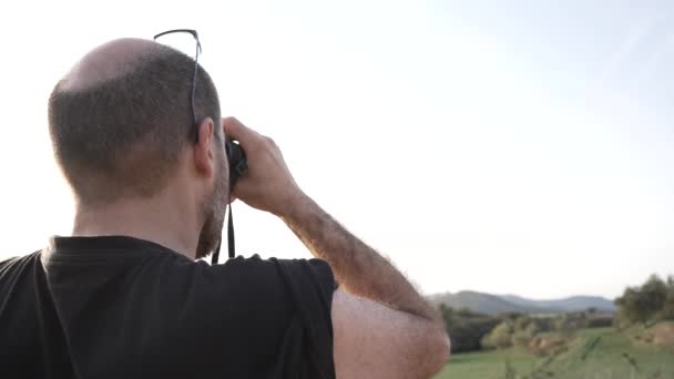 Видео Человека Смотрящего Через Бинокль Широкий Ландшафт Удаляющего Глаз Надевающего — стоковое видео