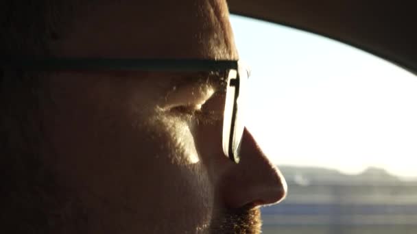 Video Konturering Detalj Från Driver Vid Solnedgången När Solen Vägen — Stockvideo