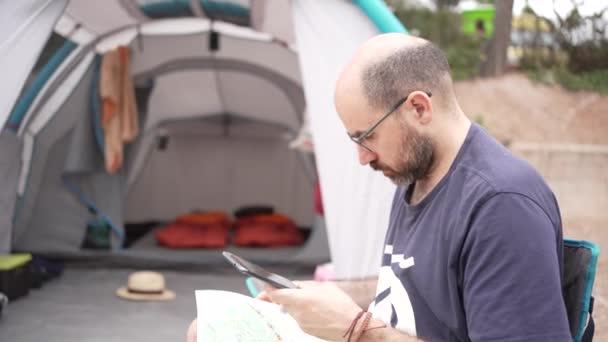 Hombre Planeando Acampar Viaje Sentado Cómodamente Fuera Tienda Mirando Mapa — Vídeos de Stock
