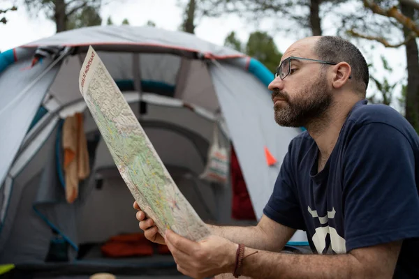 Man Planerar Camping Resa Sitter Bekvämt Utanför Tältet Tittar Kartan — Stockfoto