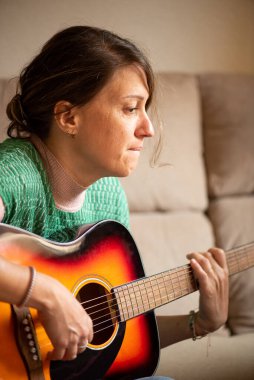 müzik, gitar, akustik gitar, müzisyen, müzikal, hobi, eller, ses, çalma, şarkı, sanatçı, kapalı alan, sanatçı, oyuncu, olgun, pratik, eğlence, kanepe, öğrenme, gitar çalma, ders, öğrenme, oyuncu, konsantrasyon, öğrenci, kadınlık, kişi,