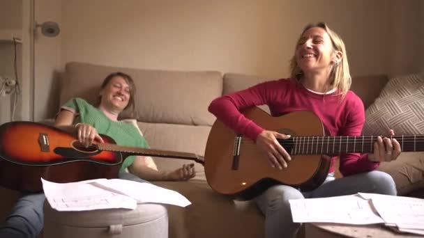 Amis Pratiquant Guitare Dans Une Cantine Riant Haute Voix Pas — Video