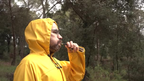 Βίντεο Ενός Άνδρα Ένα Φωτεινό Κίτρινο Αδιάβροχο Κουκούλα Στη Μέση — Αρχείο Βίντεο