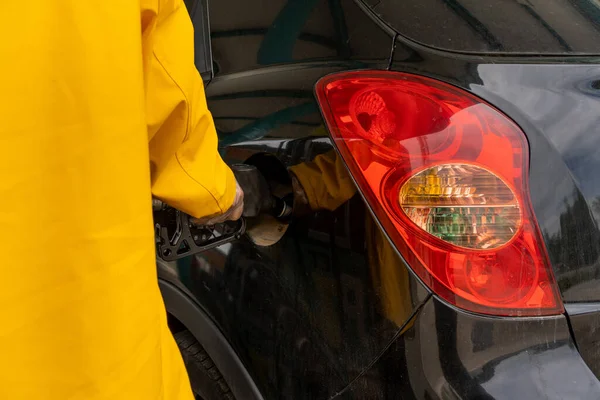 Detalhe Mão Com Capa Chuva Amarela Colocando Gasolina Com Bomba — Fotografia de Stock