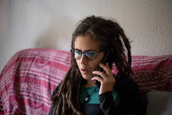 Femme Avec Dreadlocks Lunettes Piercings Dans Quarantaine Caucasienne Parlant Téléphone — Photo