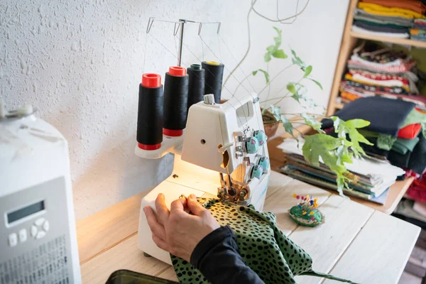 Detalhe Das Mãos Uma Mulher Costurando Casa Com Uma Máquina — Fotografia de Stock