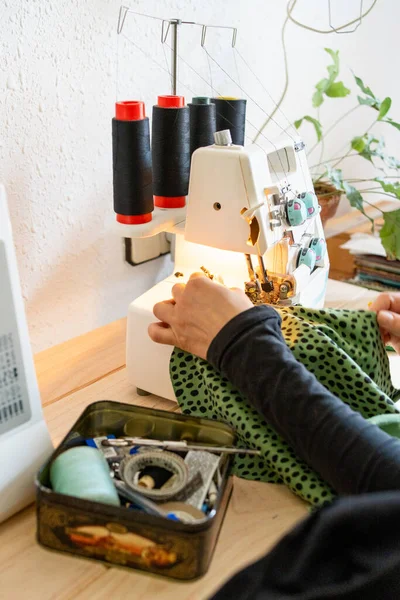 Detalhe Das Mãos Uma Mulher Costurando Casa Com Uma Máquina — Fotografia de Stock