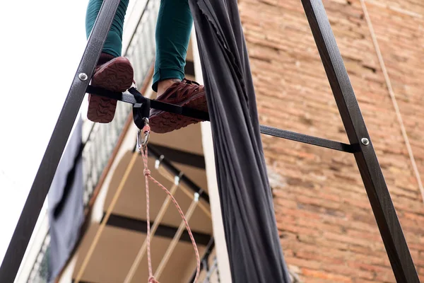 空中アクロバットの鉄構造のロープを使って生地を吊るす足の登山の詳細 — ストック写真
