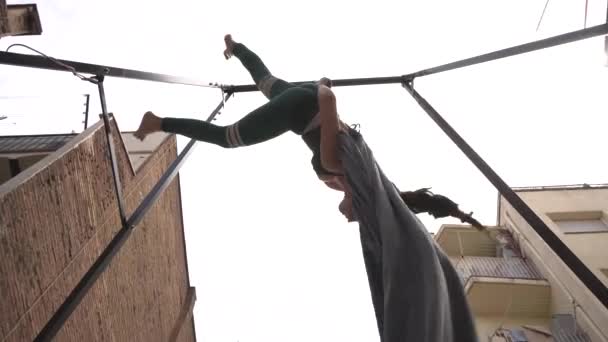 Женщина Воздушных Тканях Внутреннем Дворе Зданий Тренировочный Цирк Шоу Своем — стоковое видео