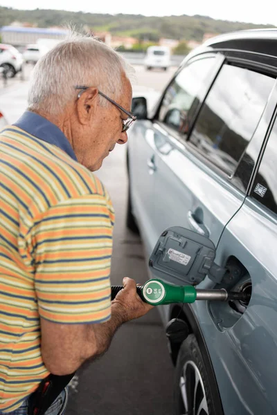 Homem Oitenta Anos Colocando Gasolina Carro Azul Claro Camiseta Manga — Fotografia de Stock