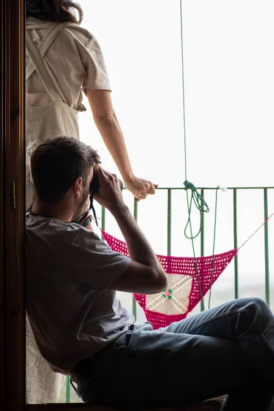 Mann Blickt Durch Fernglas Auf Balkon Mit Aussicht Und Unkenntliche — Stockfoto