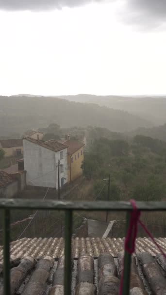 Şiddetli Yağmurlu Bir Günde Küçük Romantik Balkondan Köyün Dikey Videosu — Stok video