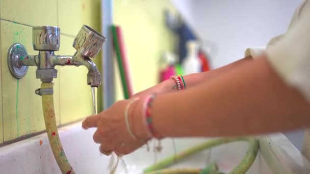 女用手镯清洁粉刷盖子 水龙头上有白色外套 教室或陶瓷车间里有尖刺的手 — 图库视频影像