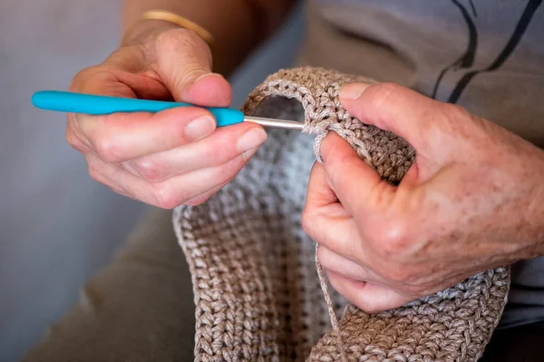 Detalhe Mãos Mulher Sessenta Anos Fazendo Saco Crochê Baixo Ponto — Fotografia de Stock