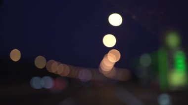 Otobanda araba süren yardımcı sürücünün videosu, araba ışıkları ve odak noktasından geçen sokak lambaları.