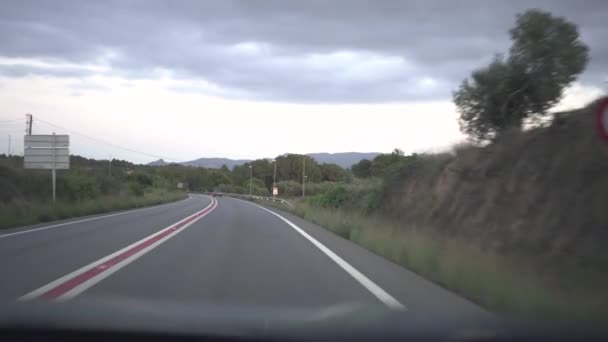 노변에서 자동차가 움직이는 구름이 — 비디오