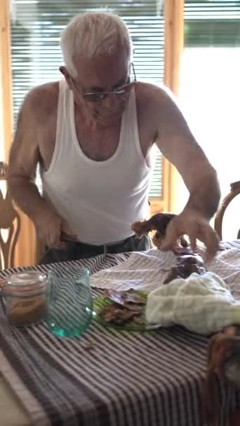 手の詳細80歳の男はナイフと毛深い腕とタンクトップでほぼ完成したハムを反発 — ストック動画