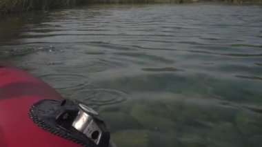 Suda kürek çekerken ve nehirde kayık, tekne ve su hareketlerinin videosu.