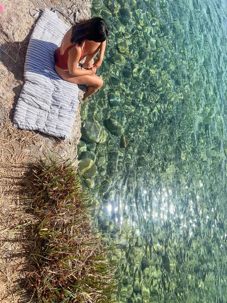 穿着棕色泳衣的拉丁女人在自然景观优美的河里洗澡 有着复制空间的水平图像 — 图库照片