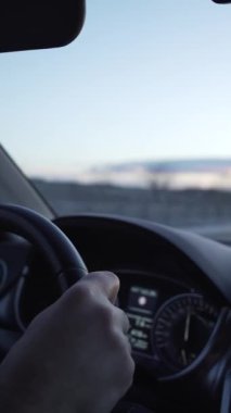 Yağmurlu bir gecede köye giren bir arabanın içindeki video, karanlığın içinde gizemli görüntüler, ışıkların parlaması, yağmur ve insanların yokluğu.