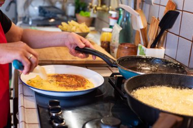 Kızartma tavası yağda patates kızartması, sapını tutan eller, patates omleti..
