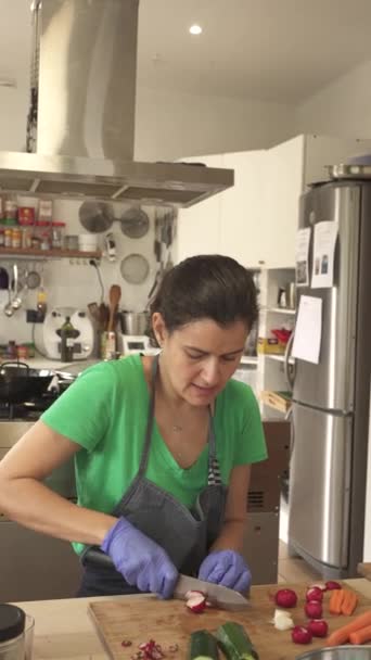 Femeia Prim Plan Tăind Tulpini Cicoare Vorbind Bărbat Fundal Gătit — Videoclip de stoc