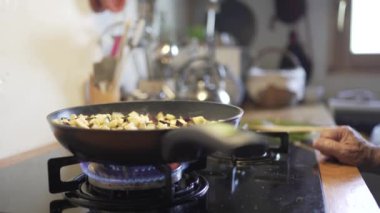 Omlet için patates kızartma tavası, tavadan duman çıkan video, kızgın yağ, gaz yangını.