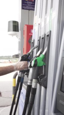 Benzin istasyonunda benzin parası ödeyen adam