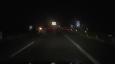 Şiddetli yağmurda tehlikeli araç kullanma videosu