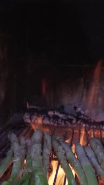 Kalotada yapmak için ateşte yanan ve kızaran kalotları anlatan dikey video geleneksel Katalan yemeği..