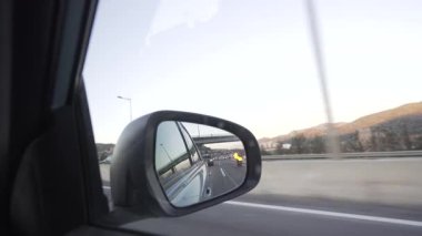 Trafikte dikiz aynasının videosu. Arabalar yaklaşıyor ve tarafsız noktadan uyarı ışığı yanıp sönüyor.
