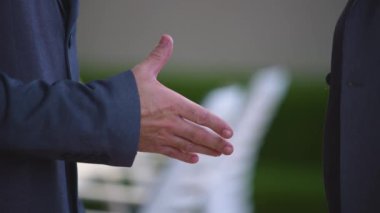 İki erkek eli yakın çekim, erkekler, iş arkadaşları, işçiler, iş adamları el sıkışıyor.