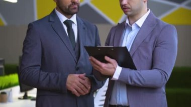 Ofisteki erkeklerin yakın çekimleri, patron, yönetmen, işadamı, çalışan, iş meseleleri, inceleme belgeleri, rapor, istatistik