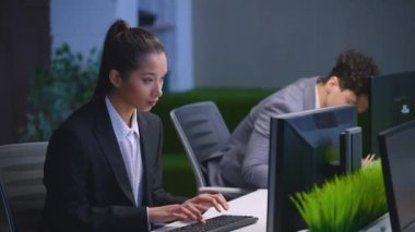 Bir meslektaşım, işçiler bilgisayar ofisinde çalışıyor, ışıklar ve elektrik kapalı, elektrik kesintisi
