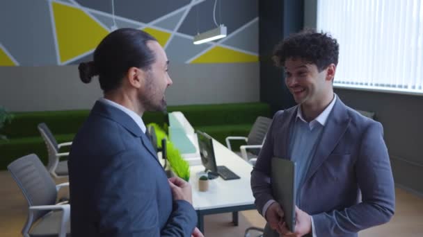 Çalışan Ofiste Takım Elbiseli Adamlar Gülüyor Neşeyle Konuşuyor Arka Planda — Stok video