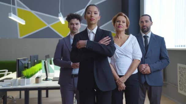 スタイリッシュなオフィス プロのチーム スーツの労働者 男性と女性が自信を持ってカメラを見て 真剣に 若い女性リーダー — ストック動画