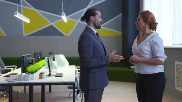 Şık Bir Ofis Adamı Kadın Arkadaşları Patron Çalışanın Konuşması Tartışması — Stok video