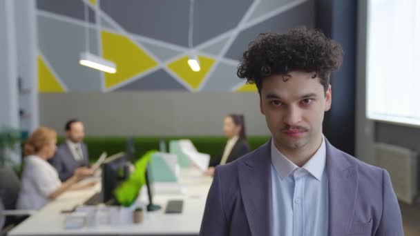 Porträtt Man Kostym Ett Modernt Kontor Leende Bakgrunden Sitter Anställda — Stockvideo