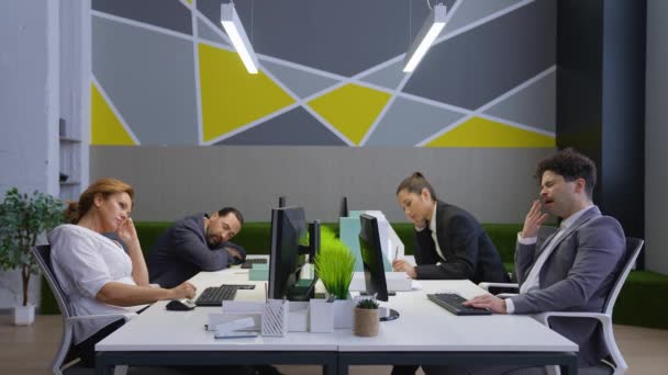 Σύγχρονο Γραφείο Εργαζόμενοι Άνδρες Και Γυναίκες Κάθονται Στα Τραπέζια Υπολογιστές — Αρχείο Βίντεο