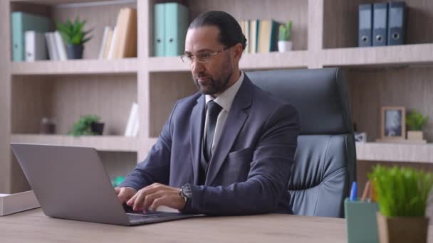 Ein Mann Anzug Ein Chef Mit Brille Büro Sitzt Einem — Stockvideo