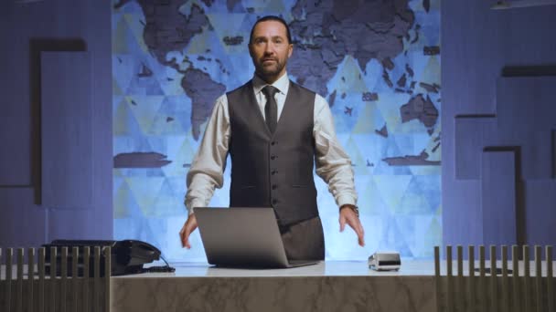 Havaalanı Resepsiyonu Yeri Otel Gömlekli Kravatlı Bir Adam Bir Yönetici — Stok video